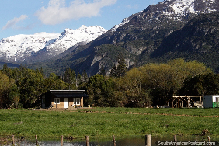 Um belo lugar de construir uma casa, em baixo de enormes montanhas na terra de cultivo verde, Los Cipreses. (720x480px). Argentina, Amrica do Sul.