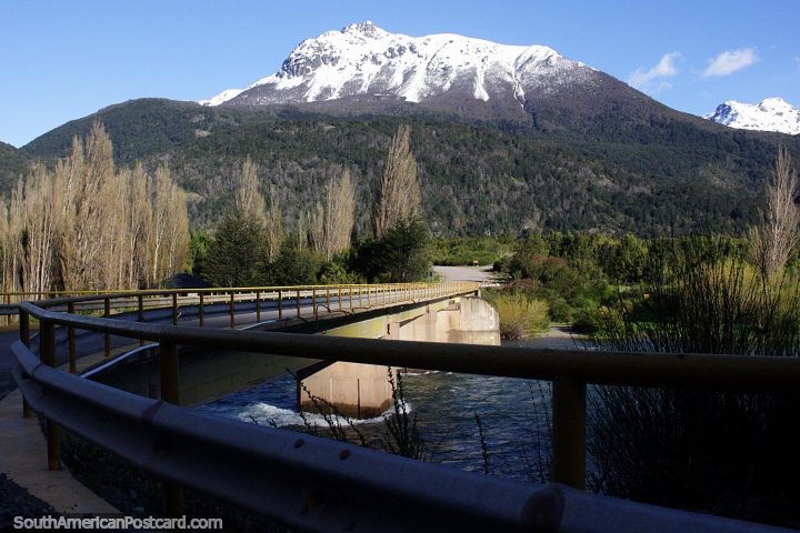 Atravessando o rio Futaleufu na Ponte Rio Grande, a meio quilômetro da fronteira da Argentina e Chile. (720x480px). Argentina, América do Sul.