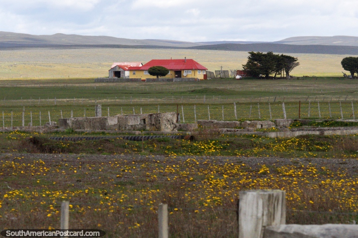 Casa, tierras de cultivo y campo en San Sebastin, la frontera de Chile y Argentina. (720x480px). Argentina, Sudamerica.