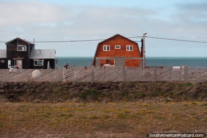Casas en la costa entre San Sebastin y Ro Grande en la Tierra del Fuego. (720x480px). Argentina, Sudamerica.