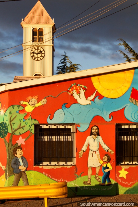 Torre de relgio e arte de rua viva assombrosa em Ushuaia. (480x720px). Argentina, Amrica do Sul.