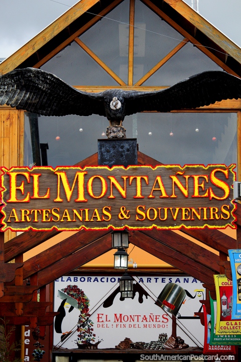 Una tienda de arte y recuerdos en Ushuaia llamada El Montas, un cndor vuela arriba. (480x720px). Argentina, Sudamerica.