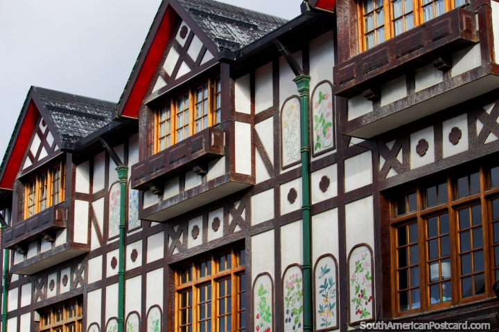 El edificio de madera en Ushuaia tiene un aspecto similar al de Suiza con contraventanas y techos abovedados. (720x480px). Argentina, Sudamerica.