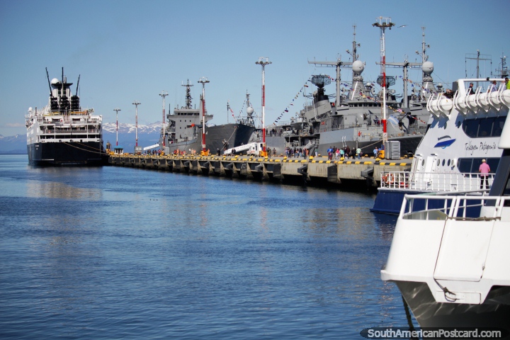 Barcos de la Armada en el puerto de Ushuaia, una vista espectacular de hecho. (720x480px). Argentina, Sudamerica.