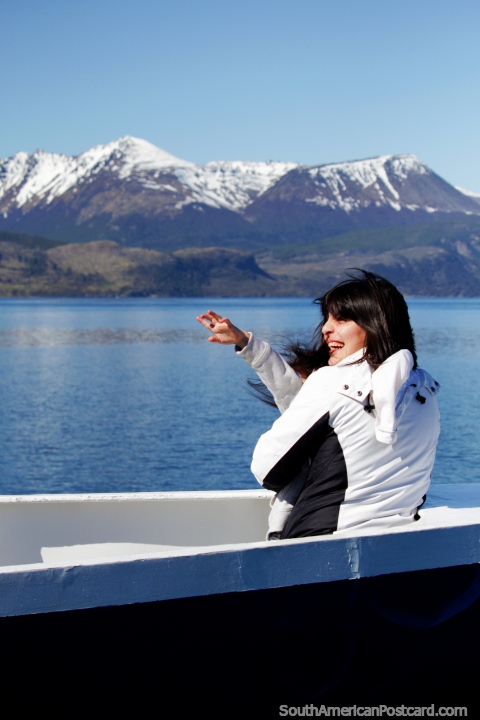 Una mujer y su hija disfrutan un foto en el ferry en el Canal Beagle en Ushuaia. (480x720px). Argentina, Sudamerica.