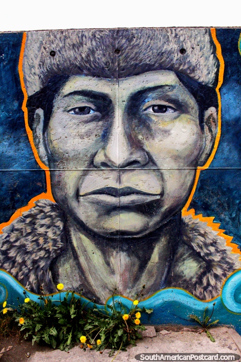 Cara de un hombre indígena de la Tierra del Fuego, están extintos, arte callejero en Ushuaia. (480x720px). Argentina, Sudamerica.