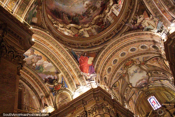 Teto decorativo e cúpula por dentro da catedral em Córdoba. (720x480px). Argentina, América do Sul.