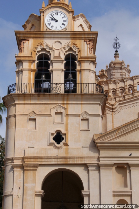 Torre de relógio no lado abandonado da catedral de Córdoba. (480x720px). Argentina, América do Sul.