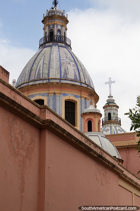 Cpulas da Baslica de Santo Domingo, o 16o sculo, datas de construo atuais desde 1861, Crdoba. (480x720px). Argentina, Amrica do Sul.