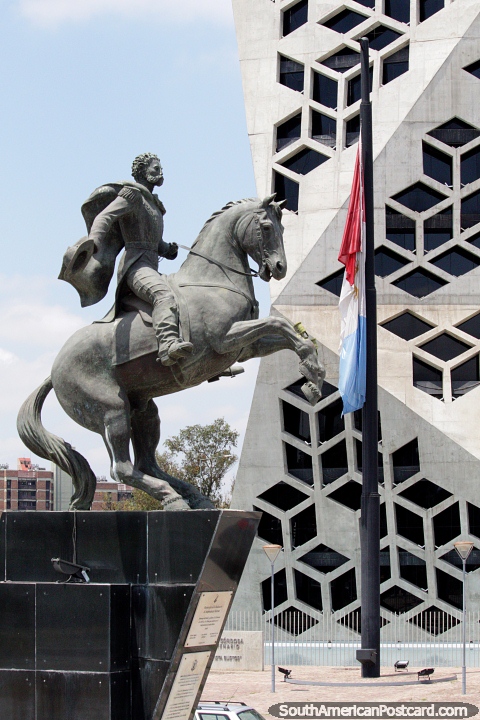 Juan Bautista Bustos (1779-1830), político y militar, estatua a caballo, edificios gubernamentales, Córdoba. (480x720px). Argentina, Sudamerica.