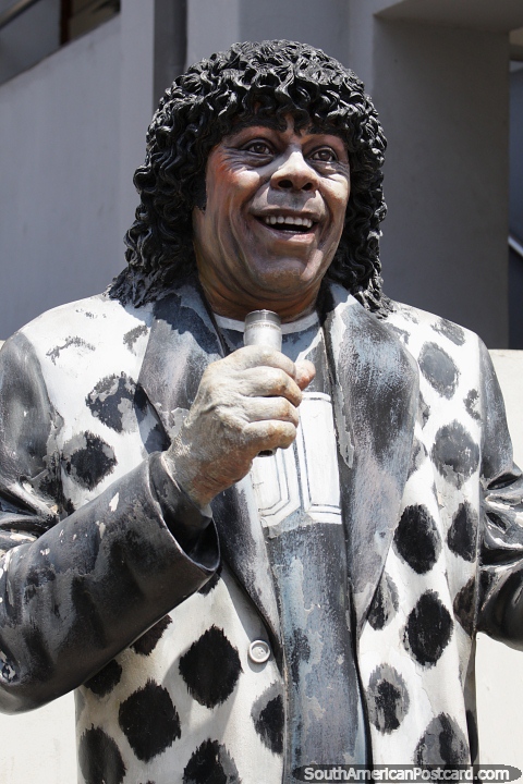 Monumento a um cantor, um homem vestiu-se em preto e branco com o cabelo preto encaracolado, Crdoba. (480x720px). Argentina, Amrica do Sul.