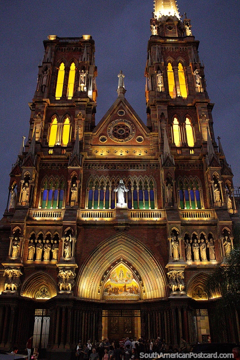 Uma vista espetacular a noite com luzes na Córdoba é a igreja dos Capuchin. (480x720px). Argentina, América do Sul.