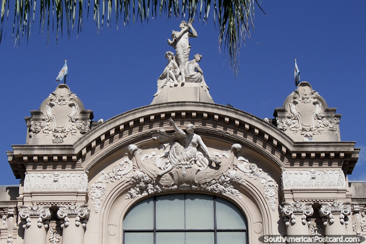 Intrincada fachada con figuras esculpidas en la parte superior del Teatro Municipal de Santa Fe. (720x480px). Argentina, Sudamerica.