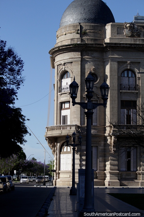 La esquina y la cúpula del Colegio de la Inmaculada Concepción en Santa Fe. (480x720px). Argentina, Sudamerica.