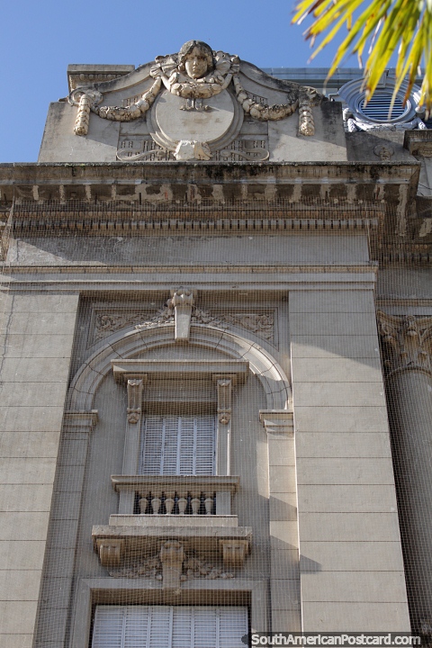 Parte da fachada do Colégio da Imaculada conceição com uma cara esculpida em cima, Santa Fé. (480x720px). Argentina, América do Sul.