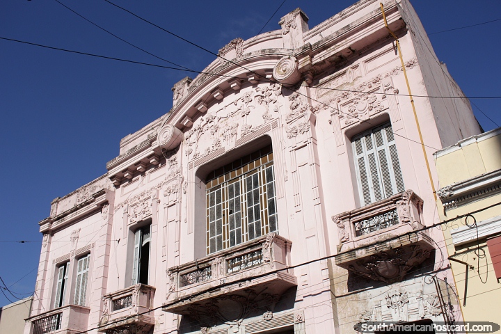 Uma velha fachada de edifïcio rosa vista explorando as ruas históricas em Santa Fé. (720x480px). Argentina, América do Sul.