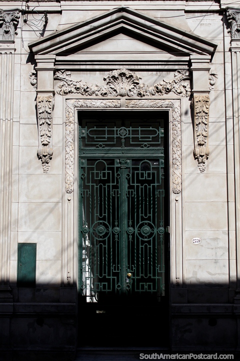 Puerta de hierro y una fachada antigua arriba, edificios histricos alrededor de la ciudad de Santa Fe. (480x720px). Argentina, Sudamerica.
