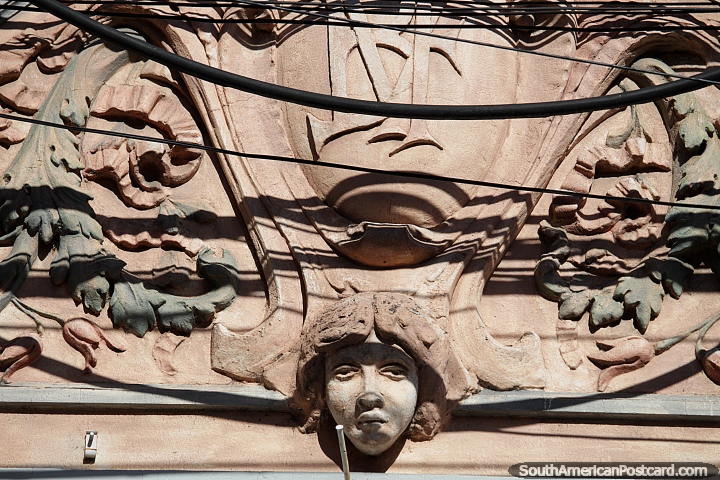 Cara esculpida en una intrincada fachada de edificio con mucho detalle, Santa Fe. (720x480px). Argentina, Sudamerica.