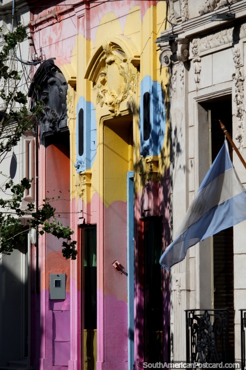 Quin dijo que las fachadas de los edificios antiguos tenan que ser blancas, grises o plidas? Tienda colorida en Santa Fe. (480x720px). Argentina, Sudamerica.