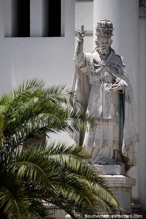 Estatua de Leon Sola (1787-1841), gobernador militar argentino, catedral de Paraná. (480x720px). Argentina, Sudamerica.