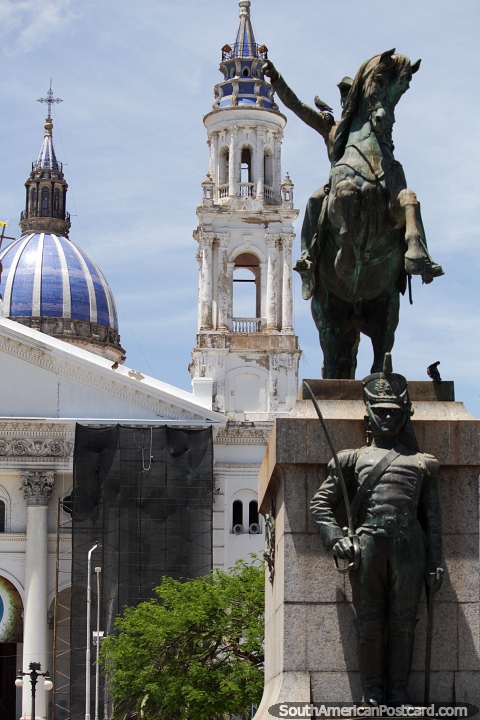 Catedral e monumento a Jose de San Martin em Praça pública o primeiro de maio em Paraná. (480x720px). Argentina, América do Sul.
