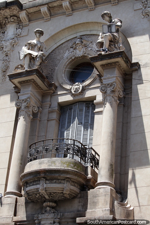 Fachada da biblioteca em Paran com figuras alegricos, construdos em 1908, o arquiteto Rodolfo Fassiolo. (480x720px). Argentina, Amrica do Sul.
