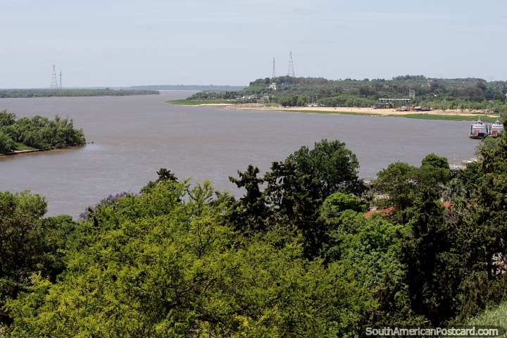 Bela visão do Rio Paraná, somente alguns blocos da cidade em Paraná. (720x480px). Argentina, América do Sul.