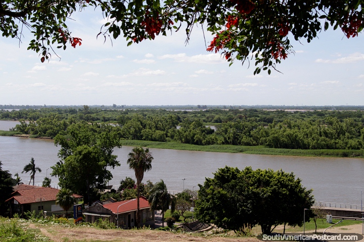 Contemplando do alto o Rio Paraná e a área circundante, um grande lugar em Paraná. (720x480px). Argentina, América do Sul.