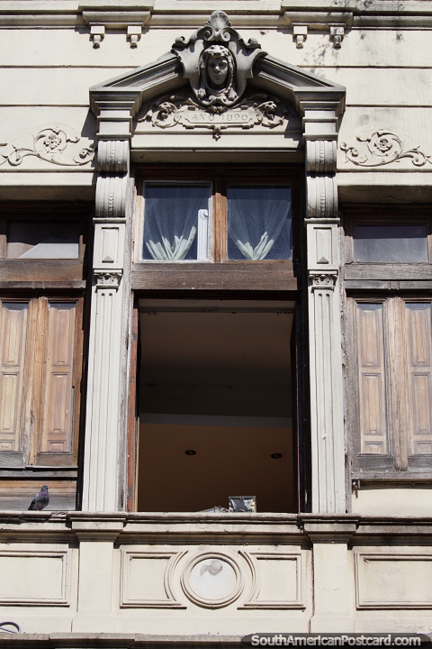 Fachada antiga com folhas de janela de janela de madeira desde 1890, caractersticas uma cara em cima, Paran. (480x720px). Argentina, Amrica do Sul.