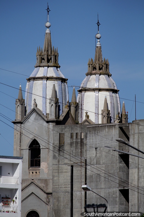 2 enormes cpulas azules de la iglesia de San Miguel en Paran, vista desde la Plaza Mansilla. (480x720px). Argentina, Sudamerica.