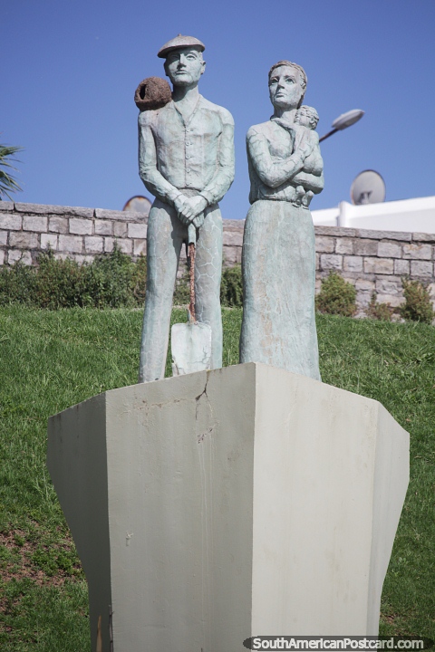 Hombre con pala, mujer y nio, monumento en Mar del Plata, pjaros anidan en su hombro. (480x720px). Argentina, Sudamerica.