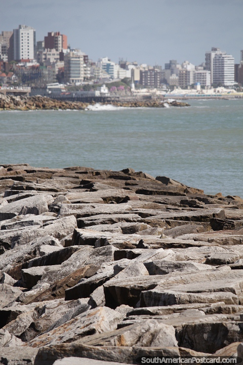 Disfruta del paseo costero entre la ciudad y el puerto de Mar del Plata. (480x720px). Argentina, Sudamerica.