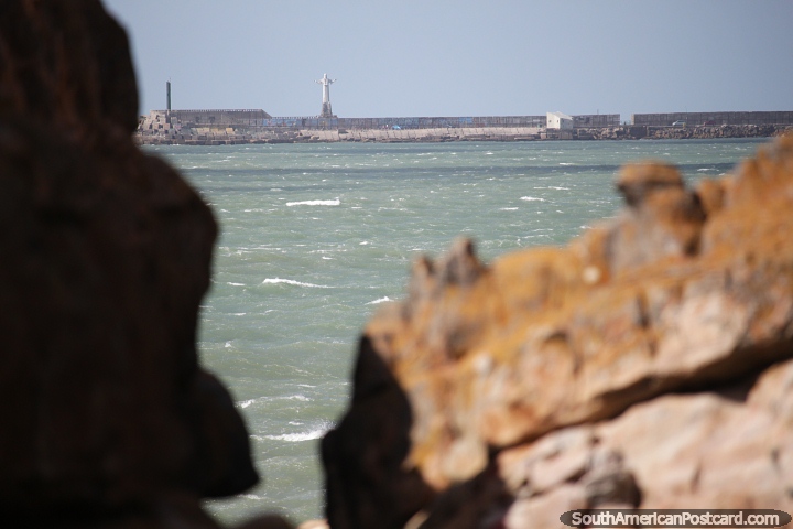 Estatua de Jess en el muelle de la costa de Mar del Plata. (720x480px). Argentina, Sudamerica.