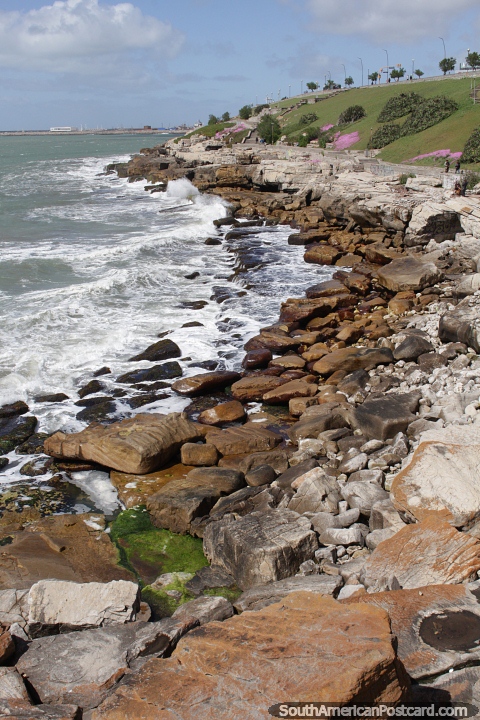 Linha costeira rochosa onde as ondas batem, Mar del Plata. (480x720px). Argentina, Amrica do Sul.