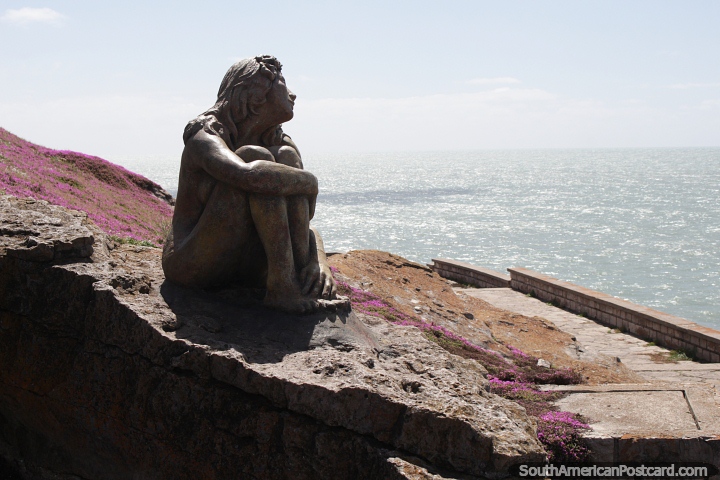 Monumento de uma menina olhando para o mar na caminhada costeira em Mar del Plata. (720x480px). Argentina, Amrica do Sul.