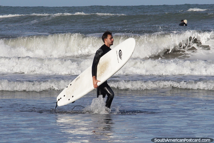 O surf  popular em Mar del Plata, um surfista com prancha branca. (720x480px). Argentina, Amrica do Sul.