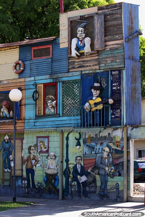 Fachada louca feita de madeira e ferro corrugado com figuras e quadros murais em La Boca, Buenos Aires. (480x720px). Argentina, América do Sul.