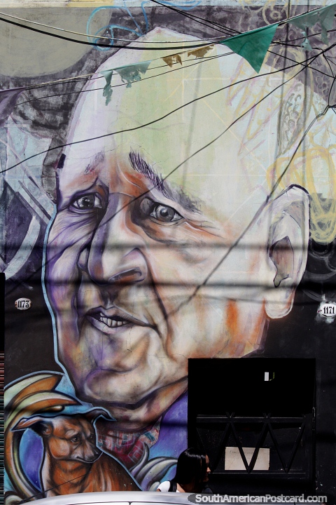 Grande mural de um homem e co em uma rua em La Boca em Buenos Aires. (480x720px). Argentina, Amrica do Sul.