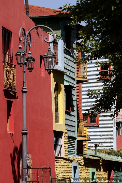 Fachadas coloridas assombrosas de El Caminito, turista central em Buenos Aires. (480x720px). Argentina, Amrica do Sul.
