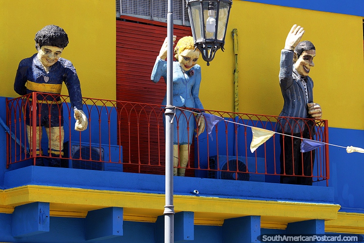 Eva Pern, Diego Maradona y otra figura miran hacia abajo desde un balcn en La Boca, Buenos Aires. (720x480px). Argentina, Sudamerica.