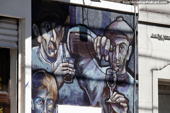 Vinho de gustao de homens, mural bonito em telhas em um lado de edifcio em La Boca, Buenos Aires. (720x480px). Argentina, Amrica do Sul.