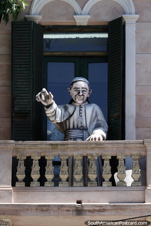 El Papa en un balcn en La Boca, un lugar para ver muchas figuras en balcones en Buenos Aires. (480x720px). Argentina, Sudamerica.