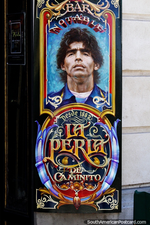 No ha habido nadie desde Maradona que sea tan famoso como Maradona? No. Un bar en El Caminito, Buenos Aires. (480x720px). Argentina, Sudamerica.