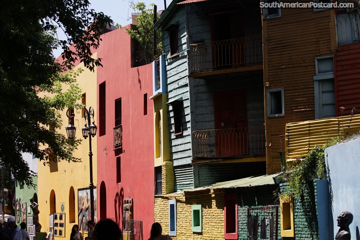 A rua famosa de arte e cultura em El Caminito, uma rua de cor viva em Buenos Aires. (720x480px). Argentina, Amrica do Sul.