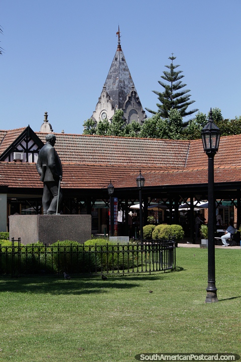 Plaza de hierba con estatua y distante torre del reloj en Tigre, Buenos Aires. (480x720px). Argentina, Sudamerica.