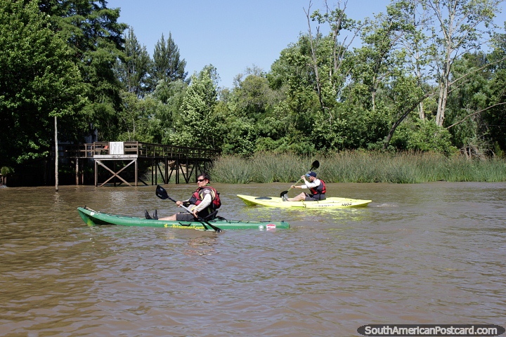 Diversión en kayak, alquilar un kayak y navegar por los ríos del delta en Tigre, Buenos Aires. (720x480px). Argentina, Sudamerica.