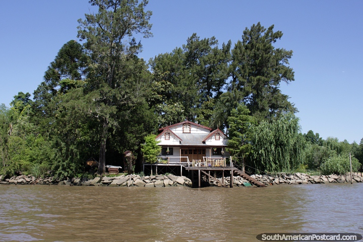 Vivo um estilo de vida mágico em uma casa junto do rio em belo Tigre em Buenos Aires. (720x480px). Argentina, América do Sul.