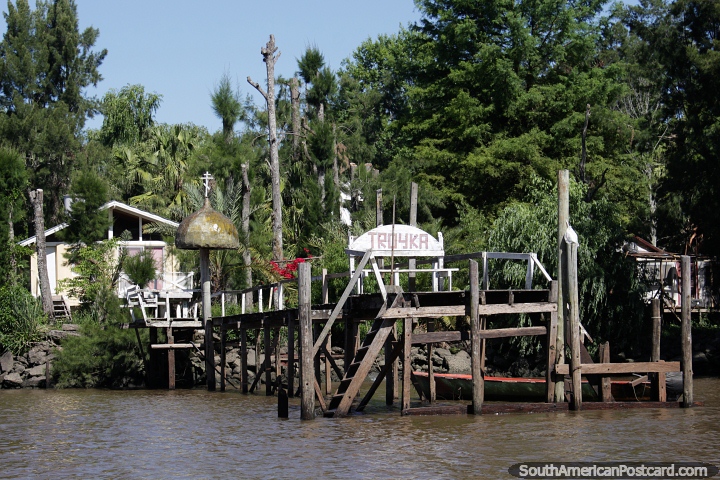 House beside the river with a forest surrounding it, private jetty, Tigre, Buenos Aires. (720x480px). Argentina, South America.