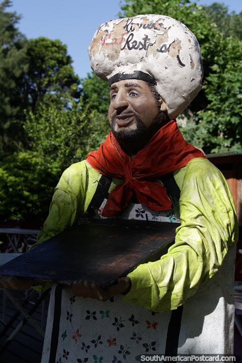 Figura de cermica en un restaurante junto al ro en Tigre, el chef, Buenos Aires. (480x720px). Argentina, Sudamerica.