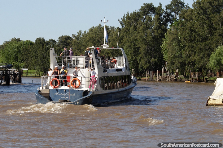 Un gran barco turstico lleva a las personas en un viaje alrededor del delta en Tigre, Buenos Aires. (720x480px). Argentina, Sudamerica.